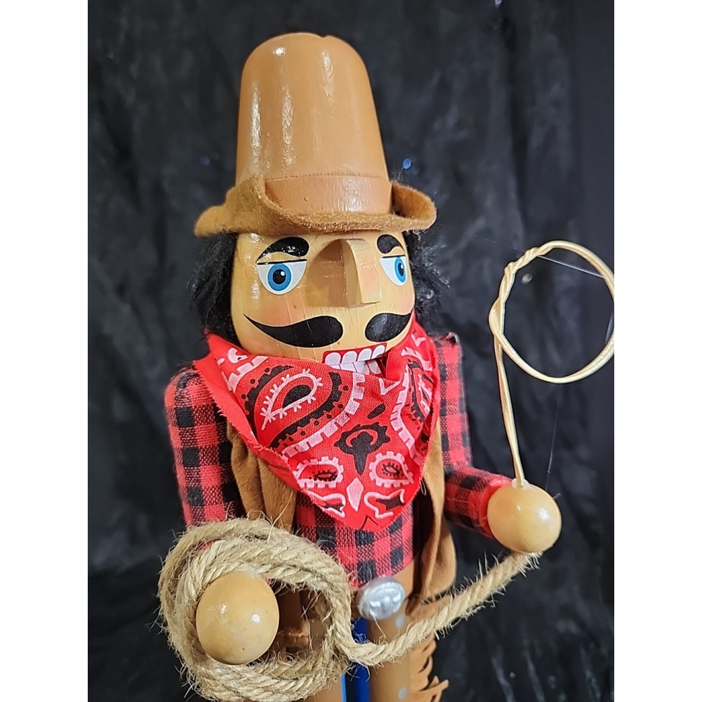 nut cracker of the west ,cowboy with his rope - Picture 9 of 9